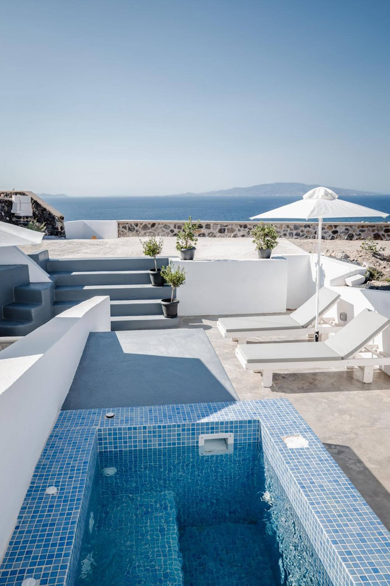 Captain John - Oia Center Tholos (Santorini)